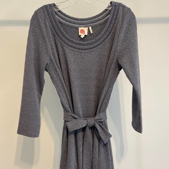 Lilka Grey Long Sleeve Soft Textured Belted Dress Medium‎ Pre-owned - Picture 2 of 9